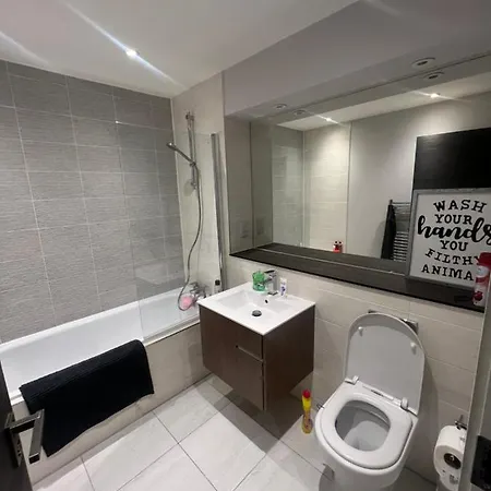 Modern 2 Bedroom アパート