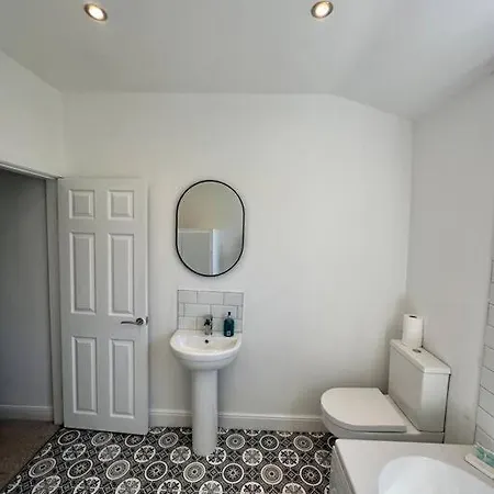 Three Bedroom Manchester, Sleeps 8! *