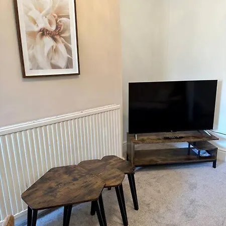 Three Bedroom Manchester, Sleeps 8! Holiday home *