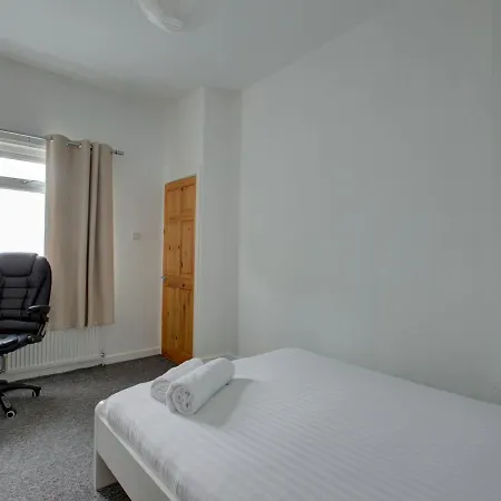 Pass The Keys Colourful Sleeps 6 3* Manchester