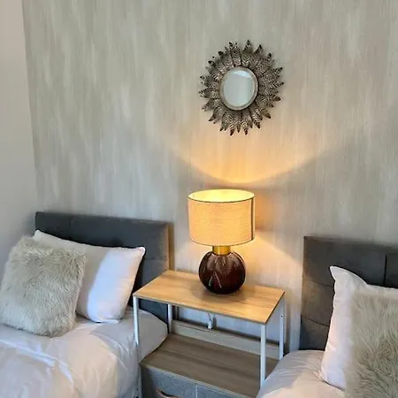 Holiday home Three Bedroom Manchester, Sleeps 8! *