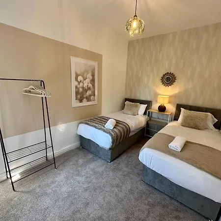 Three Bedroom Manchester, Sleeps 8!