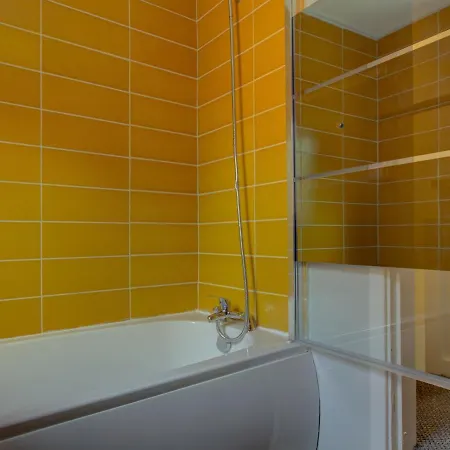 Pass The Keys Colourful Sleeps 6 Hotel Manchester