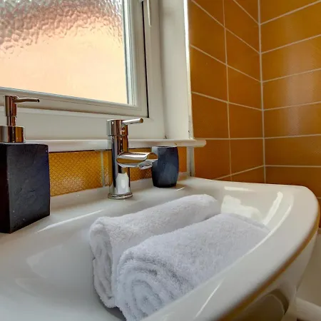 Pass The Keys Colourful Sleeps 6 Hotel 3*