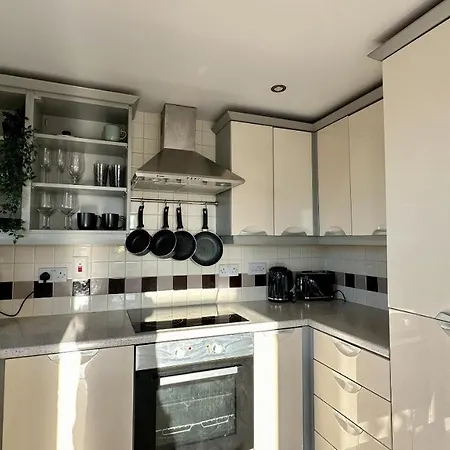 Lux Livin' - Luxury 2 Bed With Free Parking Apartment *