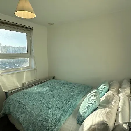 Lux Livin' - Luxury 2 Bed With Free Parking Manchester