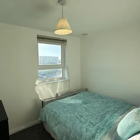 Lux Livin' - Luxury 2 Bed With Free Parking Apartment