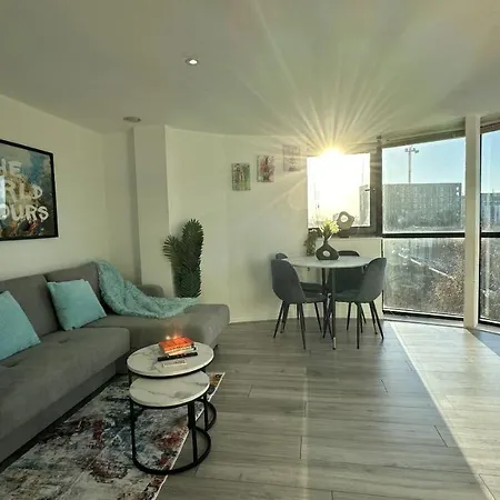 Lux Livin' - Luxury 2 Bed With Free Parking דירה