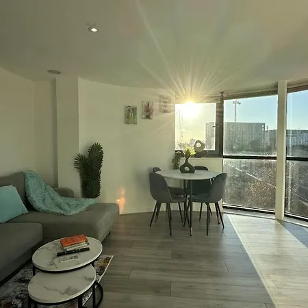 Apartment Lux Livin' - Luxury 2 Bed With Free Parking *