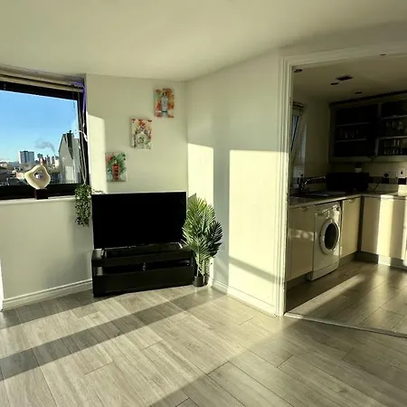 Lux Livin' - Luxury 2 Bed With Free Parking *