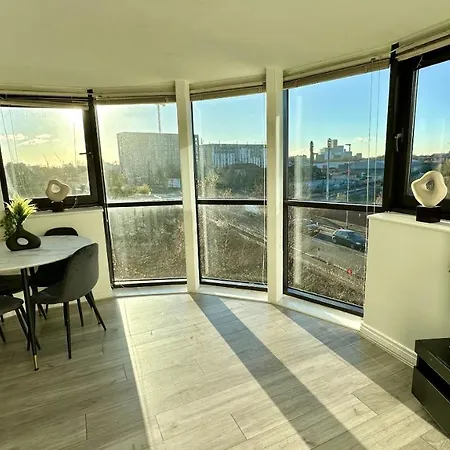Lux Livin' - Luxury 2 Bed With Free Parking Manchester