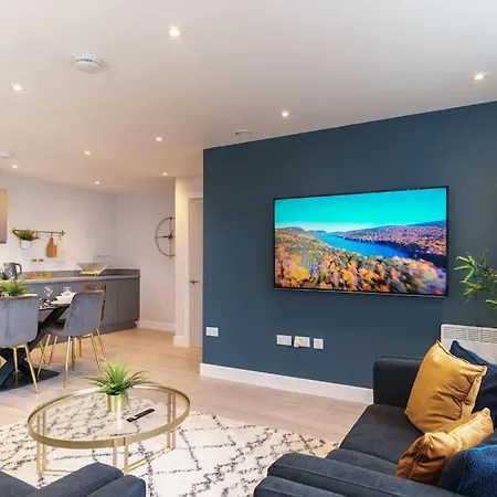 Stunning Brand New 3 Bed By Valore Services Lejlighed *