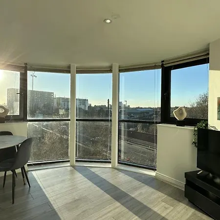 Lux Livin' - Luxury 2 Bed With Free Parking