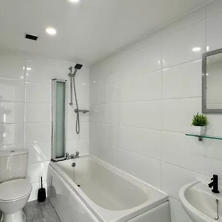 Lux Livin' - Luxury 2 Bed With Free Parking