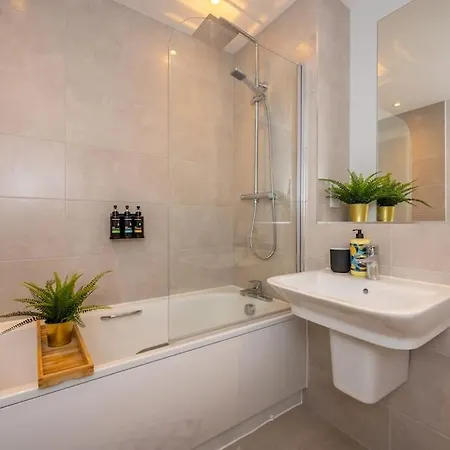 Stunning Brand New 3 Bed By Valore Services شقة