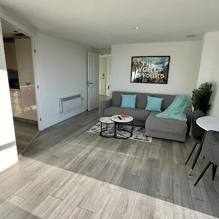 Lux Livin' - Luxury 2 Bed With Free Parking דירה