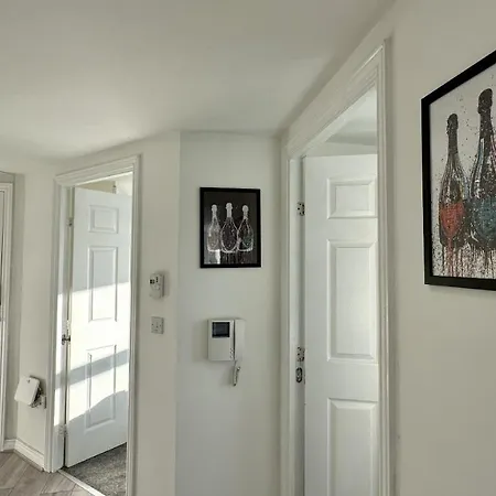 Lux Livin' - Luxury 2 Bed With Free Parking