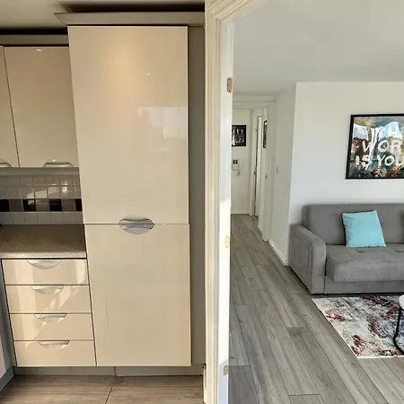 Lux Livin' - Luxury 2 Bed With Free Parking Apartment