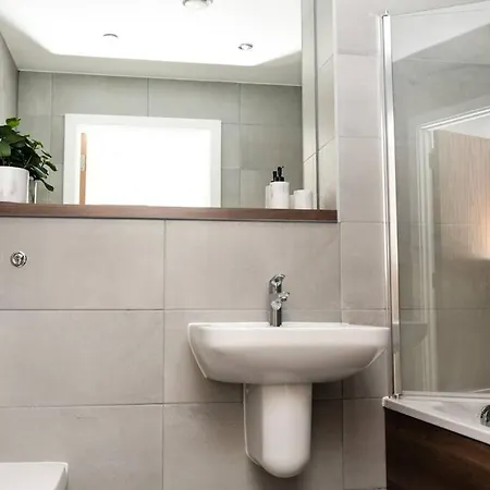 Onpoint - Spacious 2 Bedroom Apt, City Centre *