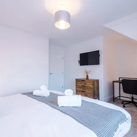 4 Bedroom Townhouse In - By Hilltop Serviced *