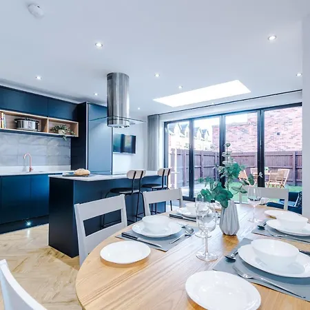 4 Bedroom Townhouse In - By Hilltop Serviced * Manchester