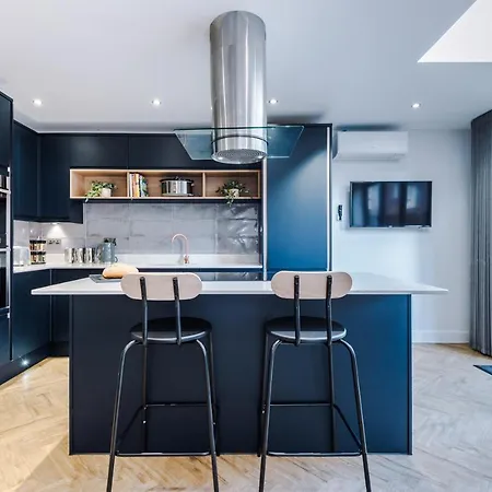 4 Bedroom Townhouse In - By Hilltop Serviced Ferienhaus