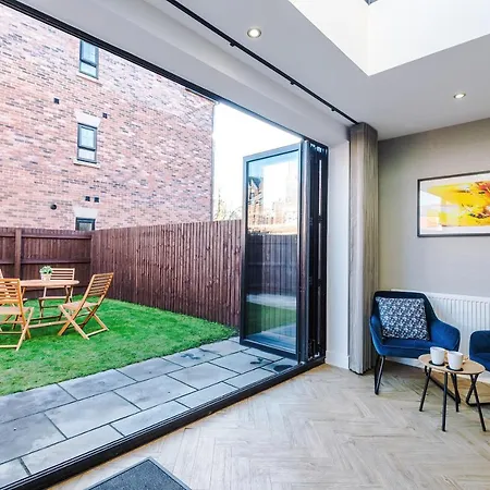 4 Bedroom Townhouse In - By Hilltop Serviced Ferienhaus *