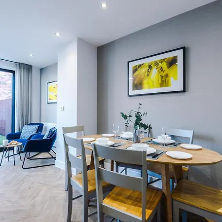 4 Bedroom Townhouse In - By Hilltop Serviced * Manchester