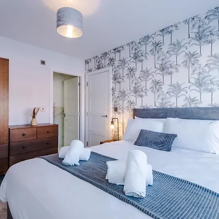 4 Bedroom Townhouse In - By Hilltop Serviced Ferienhaus *