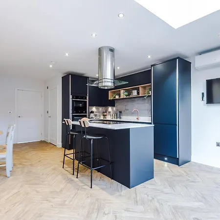 4 Bedroom Townhouse In - By Hilltop Serviced * Manchester