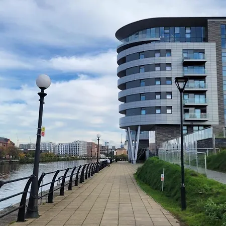 Manchester's Luxurious 2-bed Haven With Balcony - Canal Views & Proximity To United 아파트 맨체스터