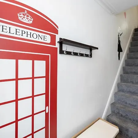 Апартаменты Stunning 4bd House With Patio In Fallowfield Манчестер