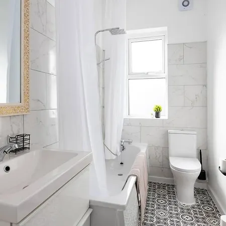 Апартаменты Stunning 4bd House With Patio In Fallowfield Манчестер
