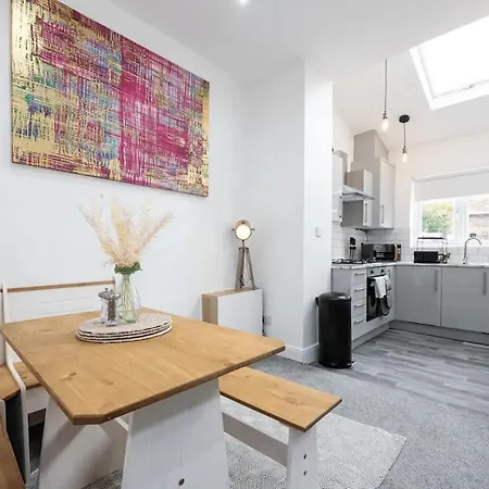 Stunning 4bd House With Patio In Fallowfield * Манчестер