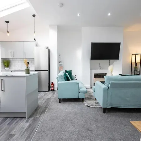 Stunning 4bd House With Patio In Fallowfield Апартаменты