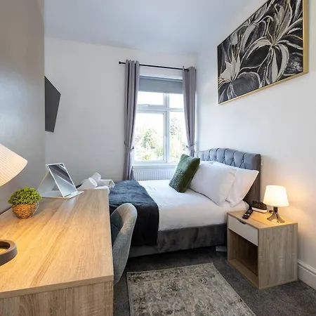Апартаменты Stunning 4bd House With Patio In Fallowfield *