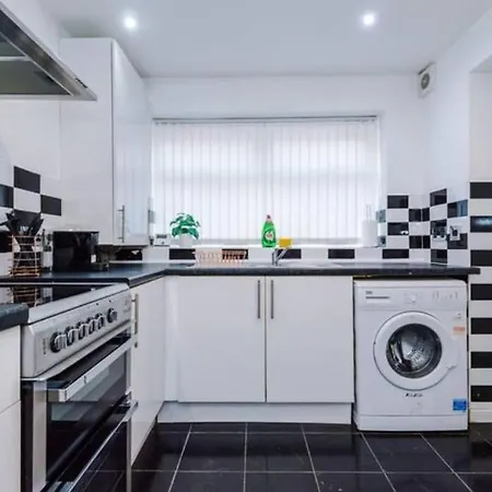 Spacious 4-bed House Holiday home