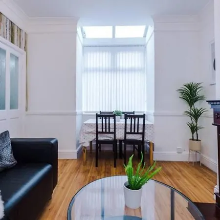 Spacious 4-bed House Holiday home