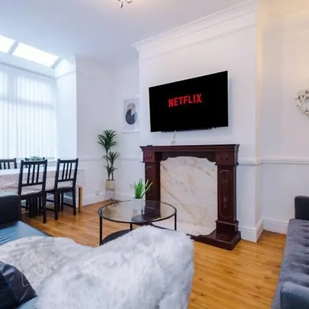 Spacious 4-bed House * Manchester