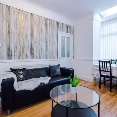 Spacious 4-bed House Holiday home *