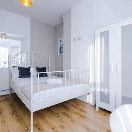 Spacious 4-bed House 曼彻斯特