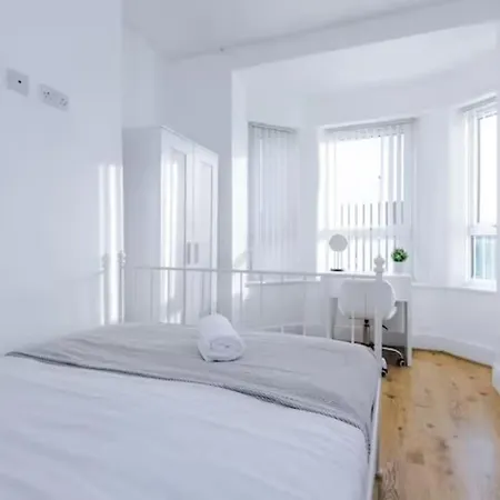 Spacious 4-bed House Holiday home *