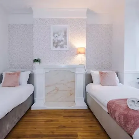 Spacious 4-bed House Ferienhaus Manchester