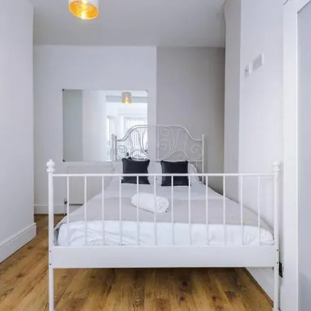 Holiday home Spacious 4-bed House Manchester