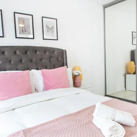 Cozy Townhouse In The Heart Of Greater