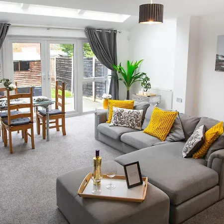 Cozy Townhouse In The Heart Of Greater Manchester