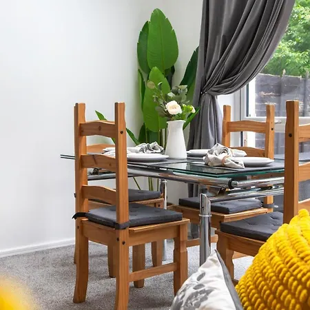 Cozy Townhouse In The Heart Of Greater Semesterbostad