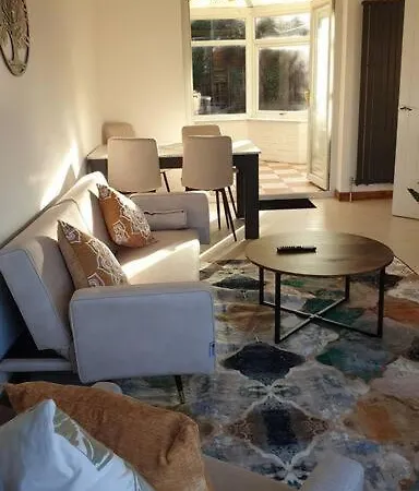 Opulent 4 Bed House With Parking Nyaraló Manchester