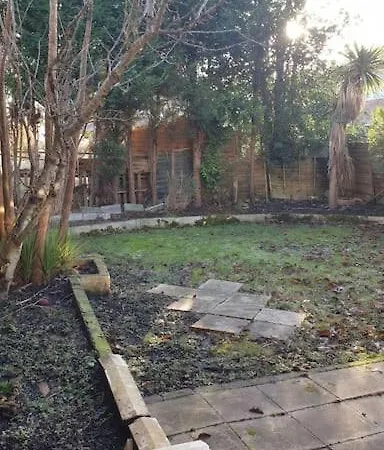 Opulent 4 Bed House With Parking