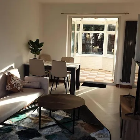 Nyaraló Opulent 4 Bed House With Parking *